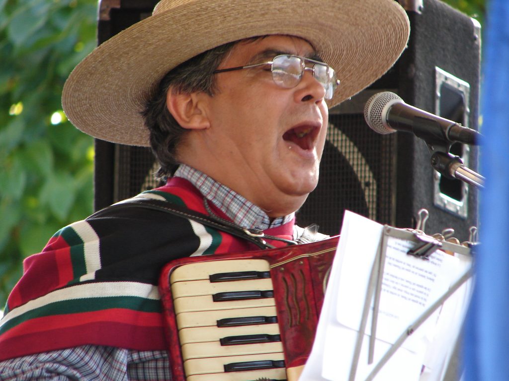 Huaso tocando acordeón, durante las Fiestas Patrias.