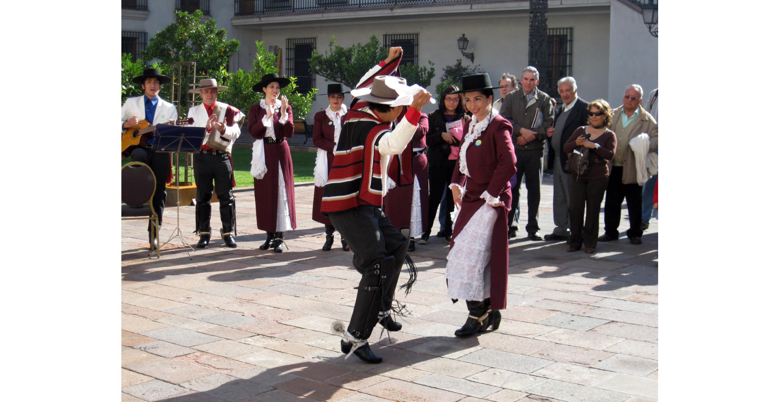 Imagen de pareja bailando cueca para las fiestas patrias.