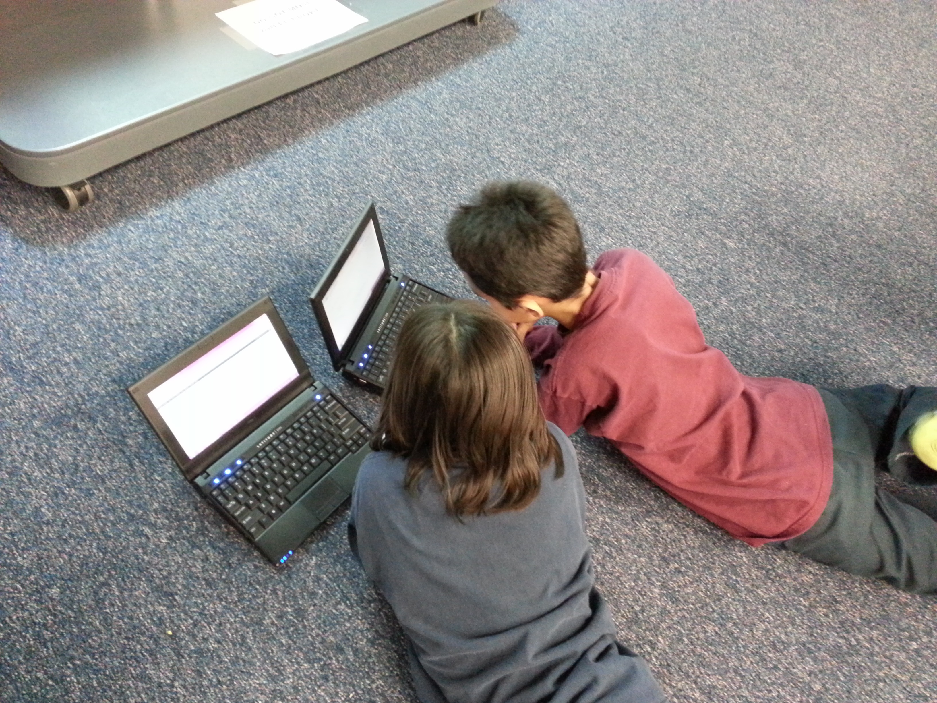 Niños en verano aburridos usando el computador