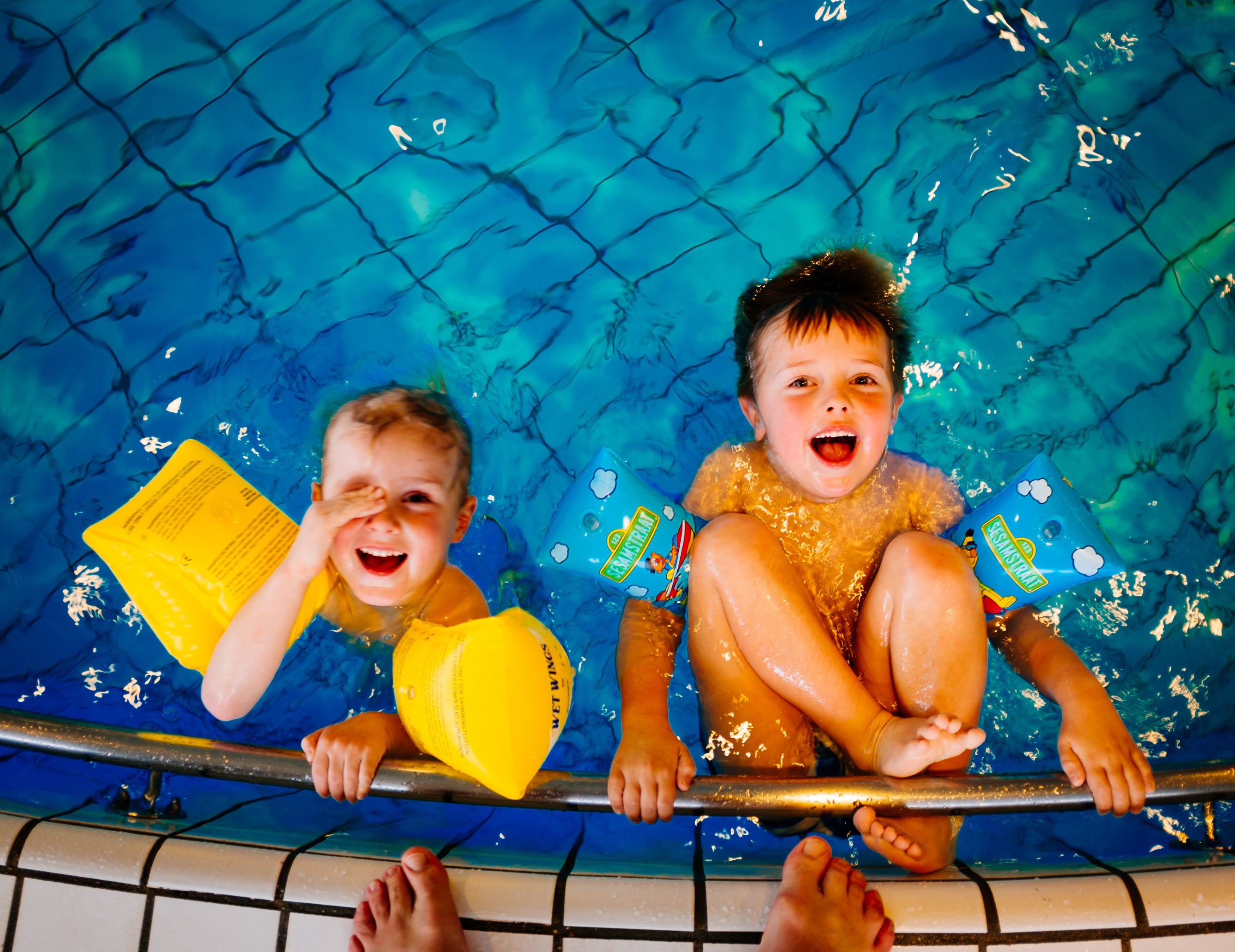 NIños en la piscina en talleres de verano